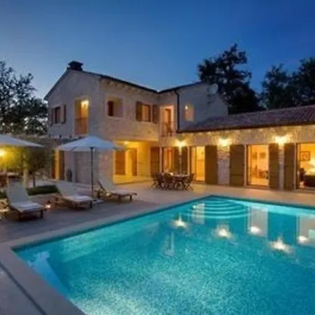 In Mit Terrasse, Whirlpool Und Garten Holiday home *