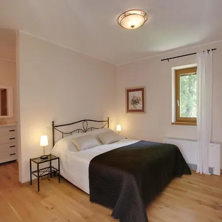 In Mit Terrasse, Whirlpool Und Garten Holiday home Karigador