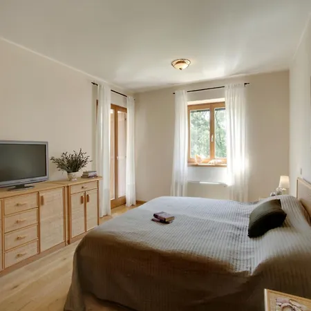 In Mit Terrasse, Whirlpool Und Garten Holiday home